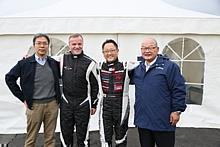 Koei Saga (li.) und Toshio Sato von Toyota Motorsport umrahmen Tommi Mäkinen und Konzernchef Akio Toyoda. Foto: TMDE/dpp-AutoReporter